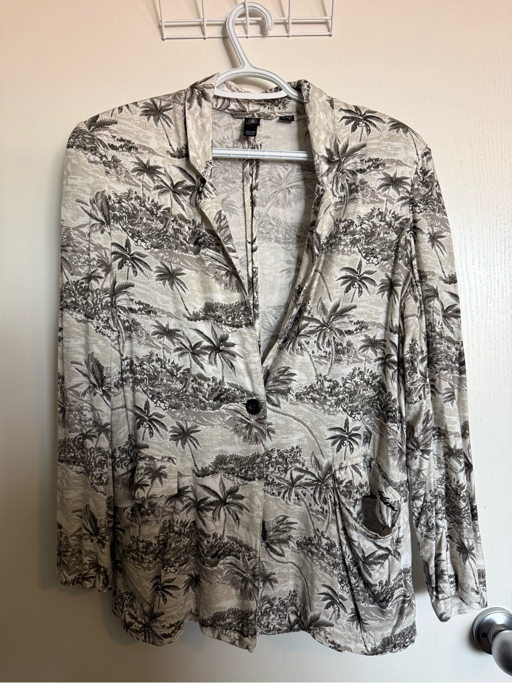 Volcom Women’s Palm-Print Button Front Shirt Blazer in Off White/Gray Small